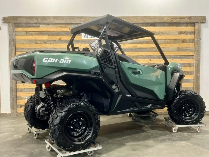 2025 BRP CAN-AM COMMANDER 700 EFI + 4X4 + DPS + BAS KM + 2 X EN INVEMTAIRE 