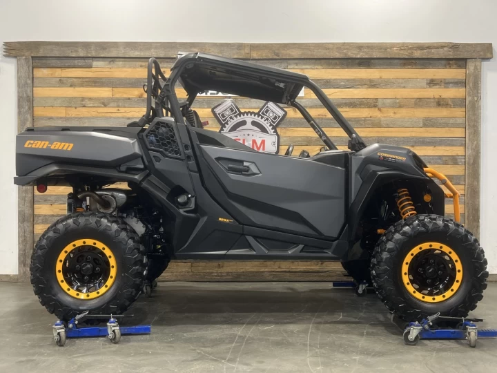 2025 BRP CAN-AM COMMANDER XT-P 1000R EFI + 4WD + DPS + FOX + SEULEMENT 1049 KM + RARE & IMPECCABLE A1 