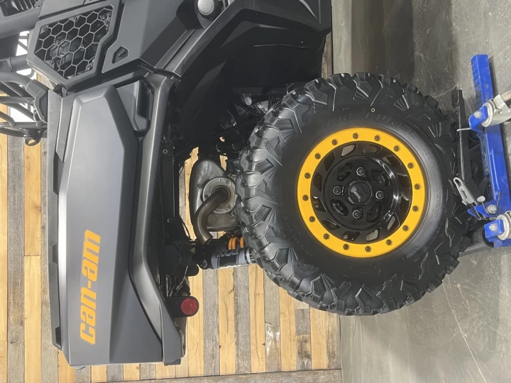 2025 BRP CAN-AM COMMANDER XT-P 1000R EFI + 4WD + DPS + FOX + SEULEMENT 1049 KM + RARE & IMPECCABLE A1 