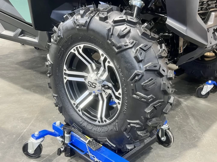 2025 BRP CAN-AM COMMANDER 700 EFI + 4X4 + DPS + MAGS & PNEUS NEUFS + SEULEMENT 2759 KM + RARE & CONDITION A1 