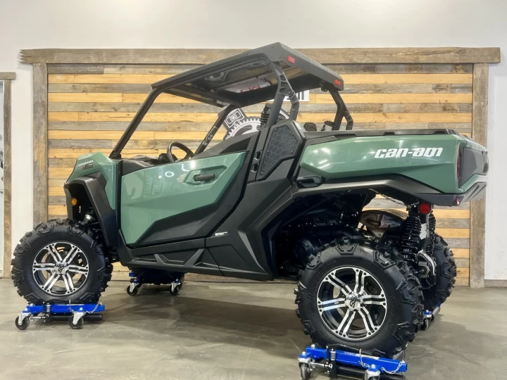 2025 BRP CAN-AM COMMANDER 700 EFI + 4X4 + DPS + MAGS & PNEUS NEUFS + SEULEMENT 2759 KM + RARE & CONDITION A1 