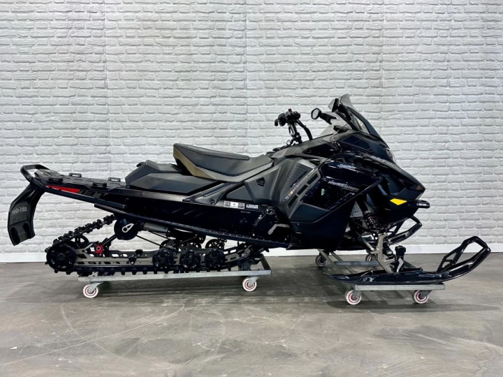 2026 BRP SKI-DOO RENEGADE ENDURO 900 ACE EFI 137'' + ECRAN 10'' + SUSPENSION A AIR + BAS KM + RARE & A1 