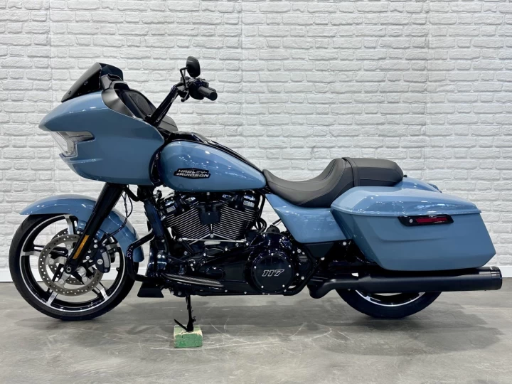 2024 HARLEY DAVIDSON FLTRX ROAD GLIDE 117 c.i = 1923 cc EFI + SEULEMENT 4492 KM + ECRAN 12'' + GARANTIE 2029 + RARE & A1 