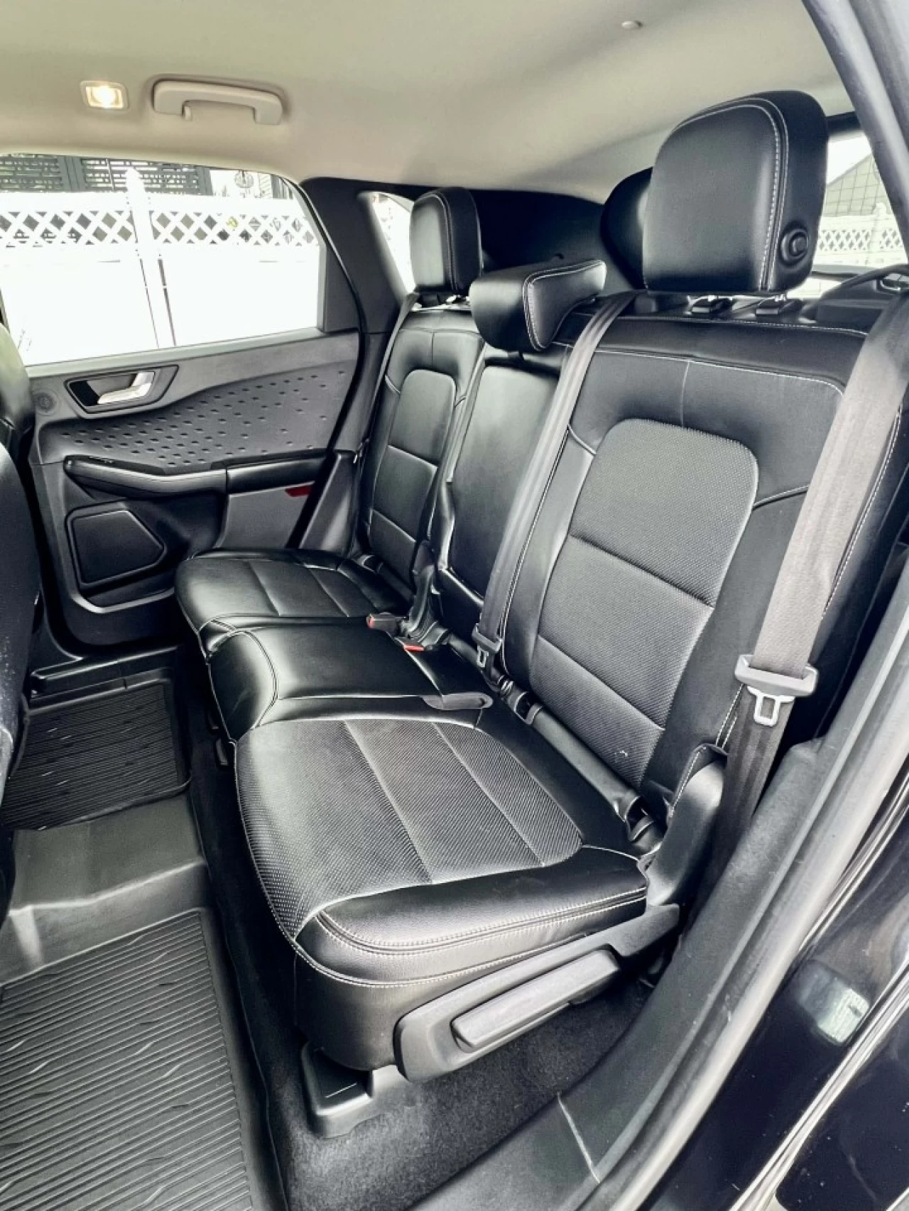 2020 FORD ESCAPE TITANIUM HYBRIDE AWD + 91150 KM + MODELE LUXUEUX & TOUTE ÉQUIPÉE  Image principale