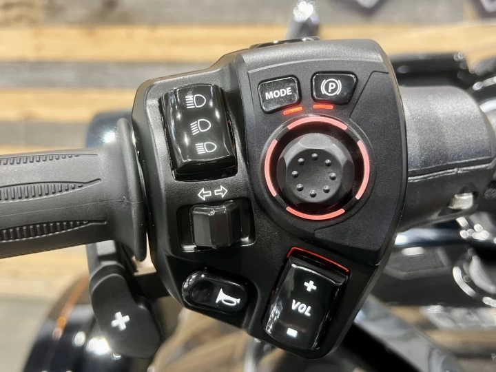 2022 BRP CAN-AM SPYDER F3 LIMITED SE-6 (SEMI-AUTOMATIQUE) ROTAX 1330 cc EFI + SEULEMENT 1753 KM + RARE & A1 