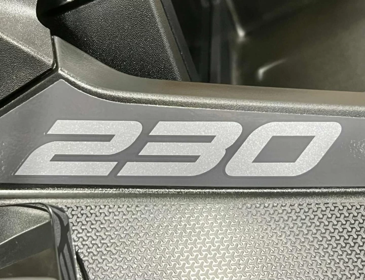 2025 BRP SEA-DOO EXPLORER PRO 230 H.P + IBR + VYS + AUDIO PREMIUM + GPS + SAC LINQ + PARE-BRISE + TOILE + SEULEMENT 3 HR 