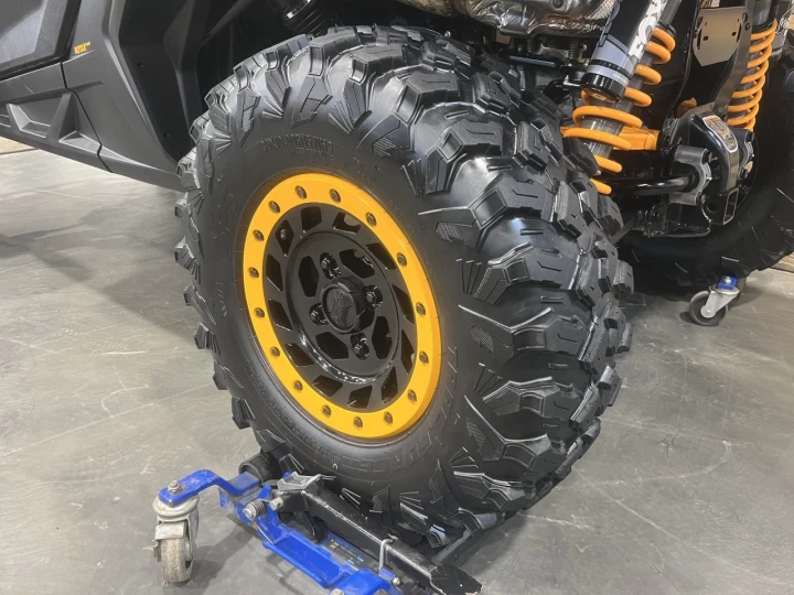 2025 BRP CAN-AM COMMANDER XT-P 1000R EFI + 4WD + DPS + FOX + SEULEMENT 1049 KM + RARE & IMPECCABLE A1 