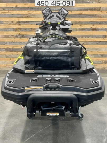 2025 BRP SEA-DOO EXPLORER PRO 230 H.P + IBR + VYS + AUDIO PREMIUM + GPS + SAC LINQ + PARE-BRISE + TOILE + SEULEMENT 3 HR 