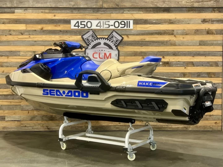 2025 BRP SEA-DOO WAKE PRO 230 H.P + IBR + VTS + IDF + AUDIO + ENSEMBLE TECH + 3 PASSAGERS + SEULEMENT 24 HR + RARE & A1 