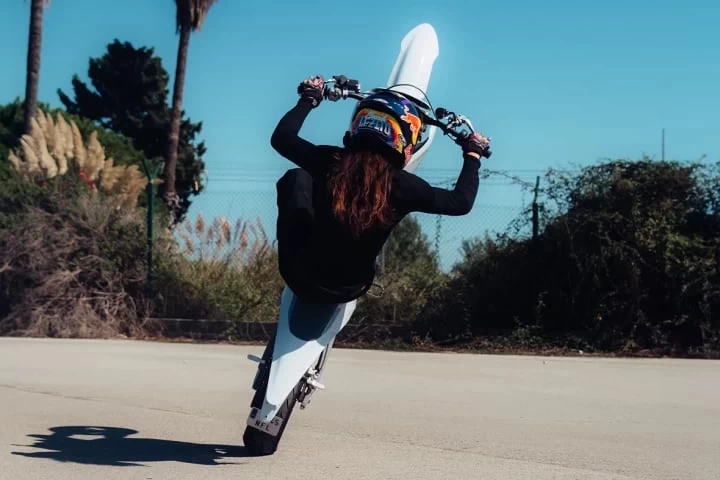 2026 STARK FUTURE VARG SM - SUPERMOTO 100% VE - ELECTRIQUE LEGALE SUR LA ROUTE+ 60 H.P @ 80 H.P + GARANTIE 2 ANS 