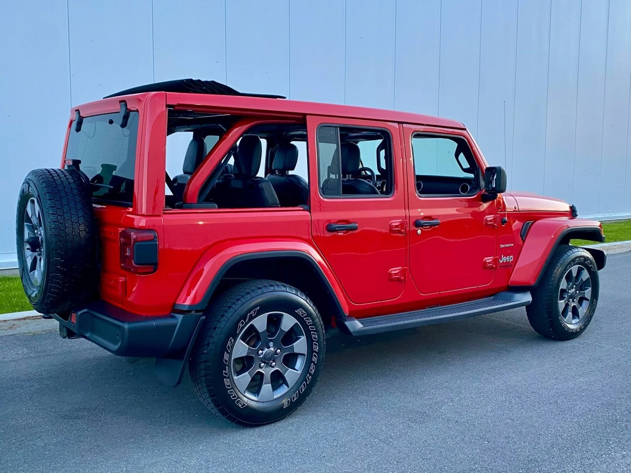 2019 JEEP WRANGLER UNLIMITED EDITION SAHARA 4X4 + TOIT ELECTRIQUE SKY + INYERIEUR CUIR +COULEUR RARE  Image principale