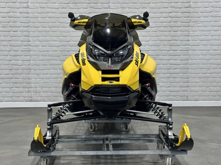 2025 BRP SKI-DOO RENEGADE X-RS 900 TURBO ''R'' 180 H.P + REV GEN5 + 10714 KM + COULEUR RARE & A1 