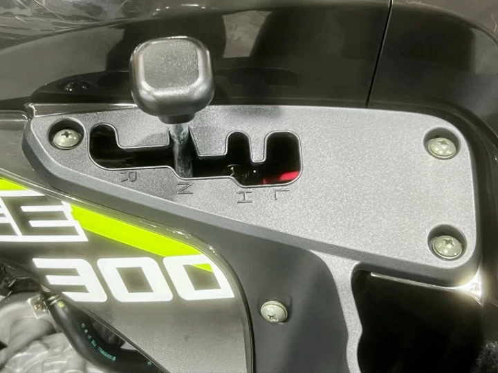 2022 KAWASAKI BRUTE FORCE 300 / KVF 300 / RWD / SEULEMENT 1467 KM + BINE ÉQUIPÉE 