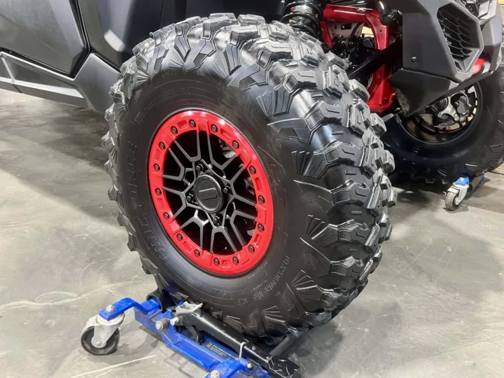 2025 BRP CAN-AM MAVERICK MAX X3 X-RS TURBO ''RR'' 200 H.P + D.P.S + 4X4 + 72'' +4 PASSAGERS + SEULEMENT 1403 KM + RARE & CONDITION A1 