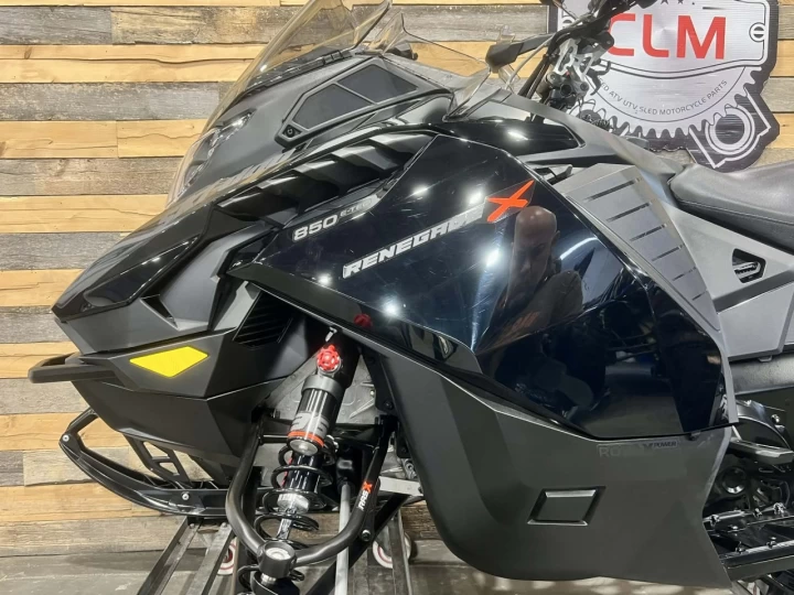 2023 BRP SKI-DOO RENEGADE X 850 E-TEC 137'' + REV GEN5 + SEULEMENT 5718 KM + CONDITION A1 