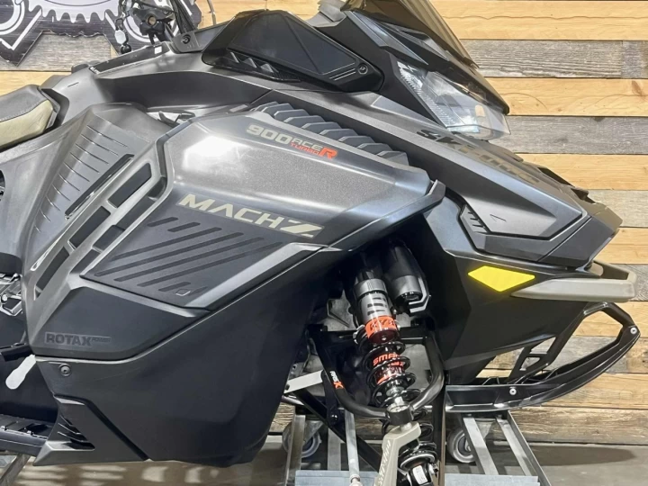 2022 BRP SKI-DOO MACH-Z 900 TURBO ''R'' 180 HP 137'' + SUSPENSION ELECTRONIQUE SMART-SHOX + 10943 KM 