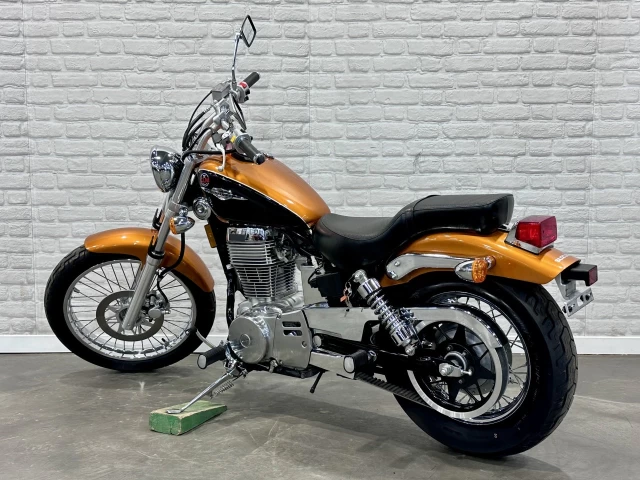 SUZUKI BOULEVARD S40 650 cc + SEULEMENT 22408 KM + RARE & A1  2013