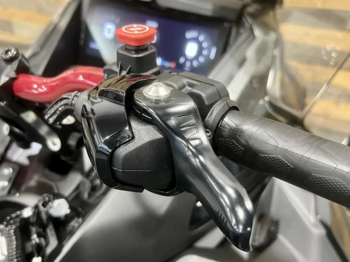 2025 BRP SKI-DOO RENEGADE ENDURO 900 ACE TURBO 130 H.P I.T.C 137'' + REV GEN5 + ECRAN COULEUR 10'' + GPS + AIR RIDE + SEULEMENT 2836 KM 