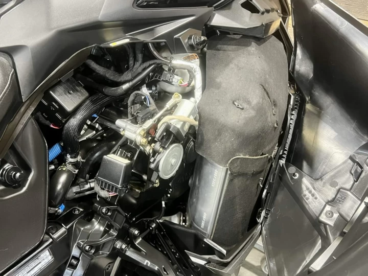 2024 BRP SKI-DOO RENEGADE X-RS 900 ACE TURBO ''R'' 180 HP + REV GEN5 + 9570 KM + SPORT & HAUTE PERFORMANCE + A1 