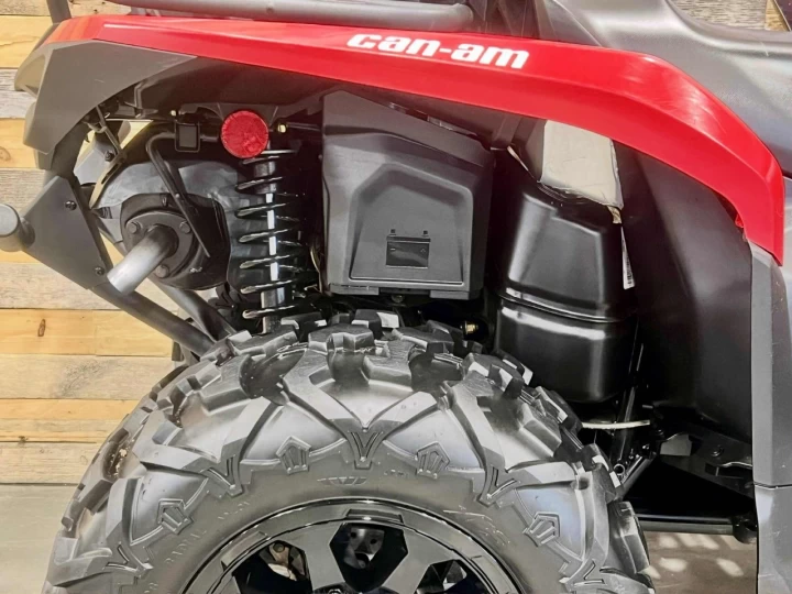 2023 BRP CAN-AM OUTLANDER MAX 700 XT EFI + DPS + 4X4 + 742 KM SEULEMENT + TREUIL + MAGS 