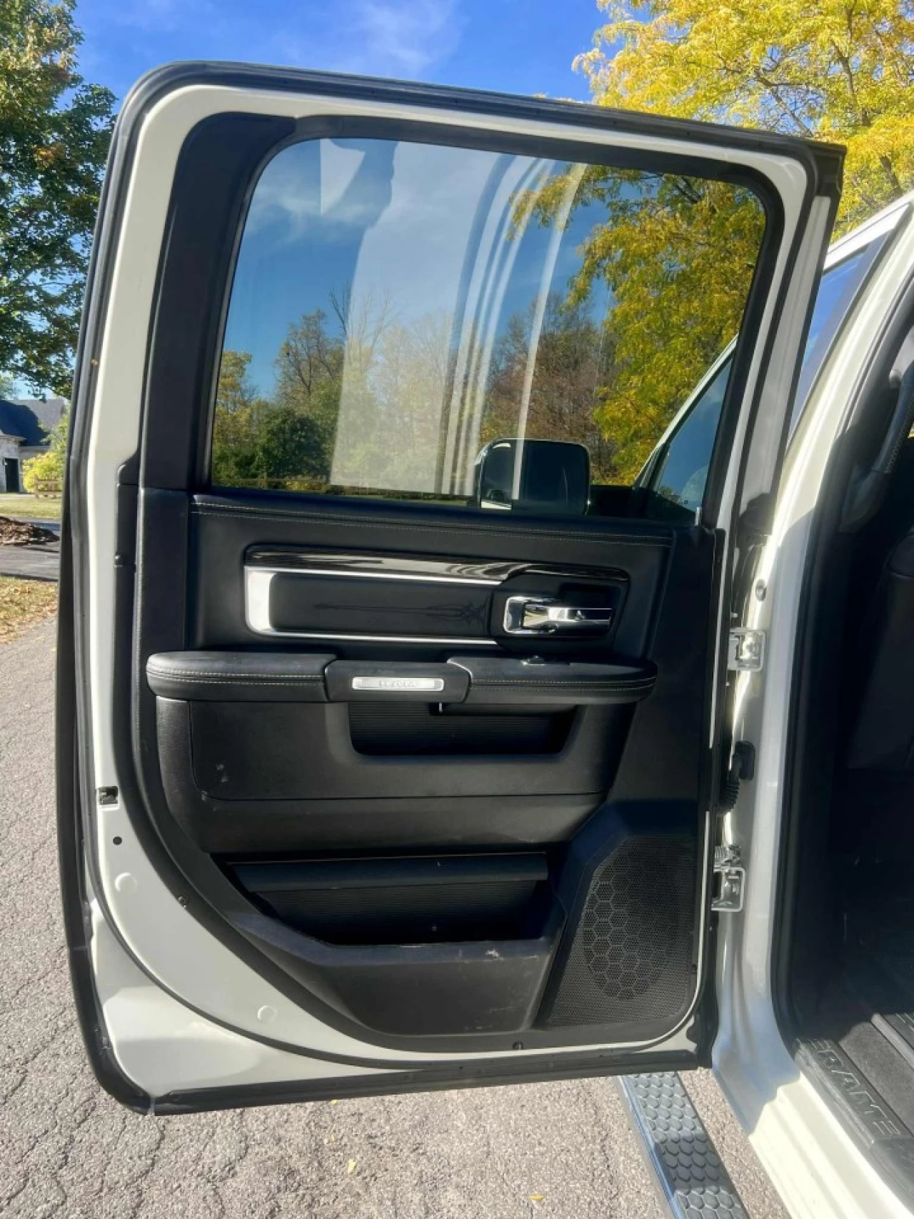 2017 RAM 3500 VERSION LIMITED + CUMMINS 6.7L TURBO DIESEL + CREW CAB + DRW 6 ROUES + TOUTE ÉQUIPÉE + RARE & A1  Main Image