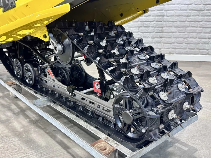 2025 BRP SKI-DOO RENEGADE X-RS 900 TURBO ''R'' 180 H.P + REV GEN5 + 10714 KM + COULEUR RARE & A1 