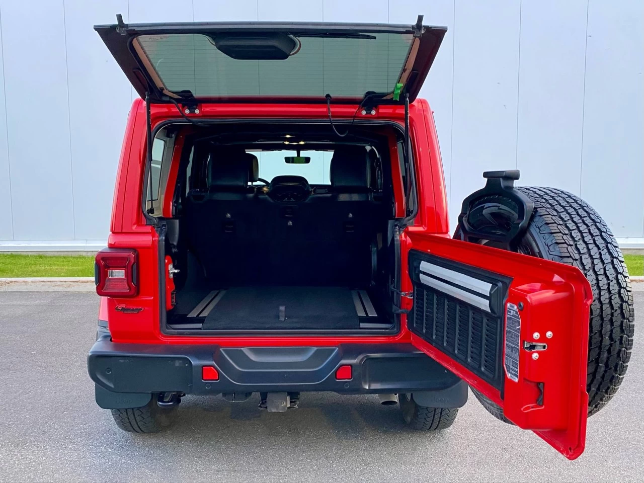 2019 JEEP WRANGLER UNLIMITED EDITION SAHARA 4X4 + TOIT ELECTRIQUE SKY + INYERIEUR CUIR +COULEUR RARE  Image principale