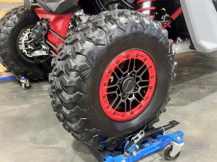 2025 BRP CAN-AM MAVERICK MAX X3 X-RS TURBO ''RR'' 200 H.P + D.P.S + 4X4 + 72'' +4 PASSAGERS + SEULEMENT 1403 KM + RARE & CONDITION A1 