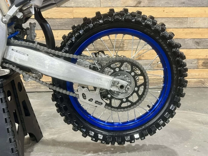 2021 YAMAHA YZ 450F + SEULEMENT 30 HR + FULL EXHAUST FMF RACING + MX-MOTOCROSS-ENDURO + RARE & CONDITION A1 