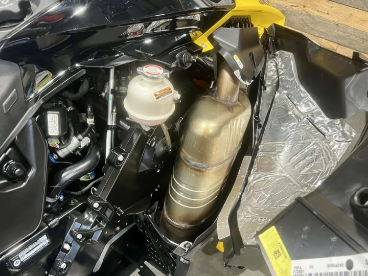 2023 BRP SKI-DOO SUMMIT NEO+ PREMIUM 600 EFI 55 H.P 146'' + SEULEMENT 1035 KM + REV GEN4 + RARE & CONDITION A1 