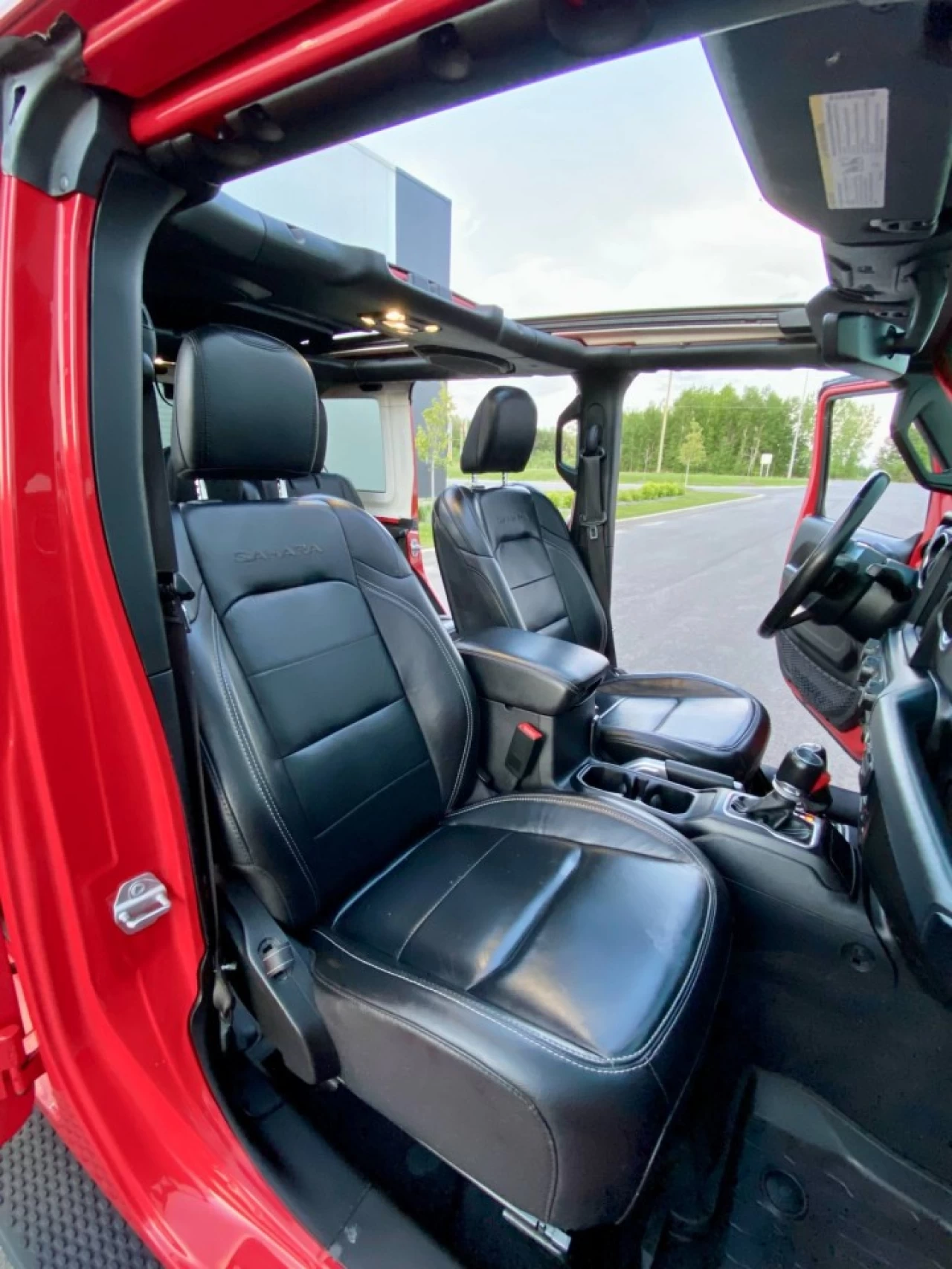 2019 JEEP WRANGLER UNLIMITED EDITION SAHARA 4X4 + TOIT ELECTRIQUE SKY + INYERIEUR CUIR +COULEUR RARE  Image principale