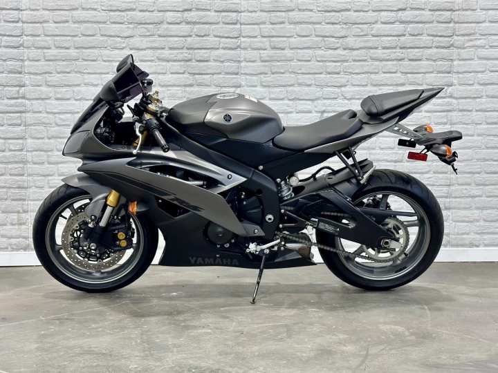 2014 YAMAHA YZF 600 EFI = R6 + SEULEMENT 1944 KM + RARE & A1 