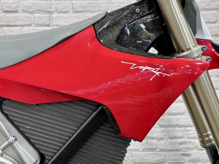 2026 STARK FUTURE VARG 1..2 MX ALPHA 80 H.P + 100% VE-MOTOCROSS ELECTRIQUE + UNITÉ DÉMO 70 HR + GARANTIE 2028 + RARE & A1 