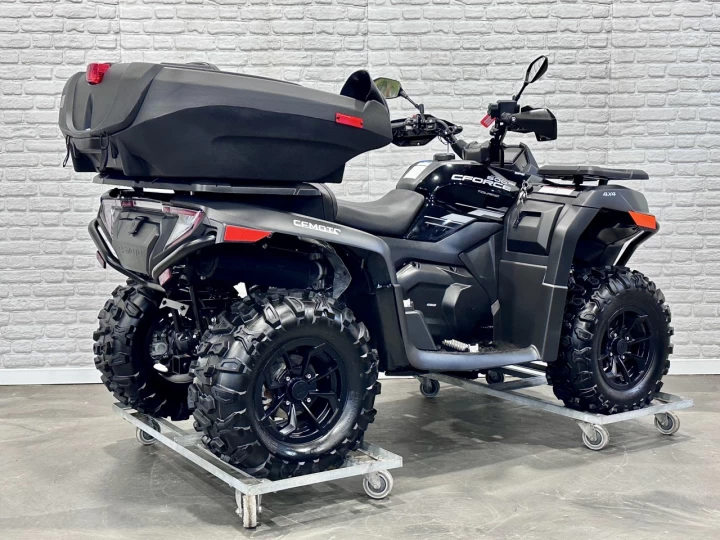 2025 CF MOTO C-FORCE 600 EFI TOURING + EPS + 4WD + SEULEMENT 136 KM + GARANTIE 2030 + RARE & IMPECCABLE A1 