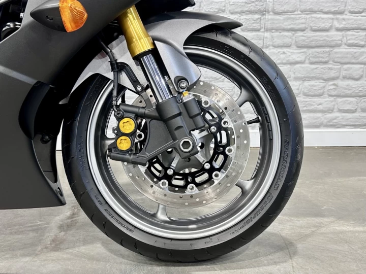 2014 YAMAHA YZF 600 EFI = R6 + SEULEMENT 1944 KM + RARE & A1 