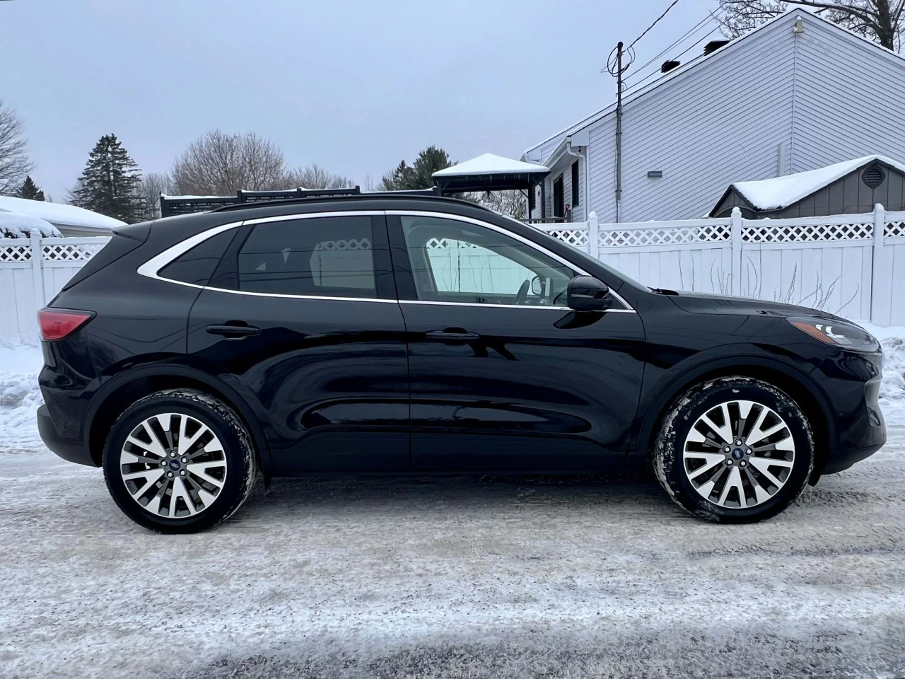 2020 FORD ESCAPE TITANIUM HYBRIDE AWD + 91150 KM + MODELE LUXUEUX & TOUTE ÉQUIPÉE  Image principale