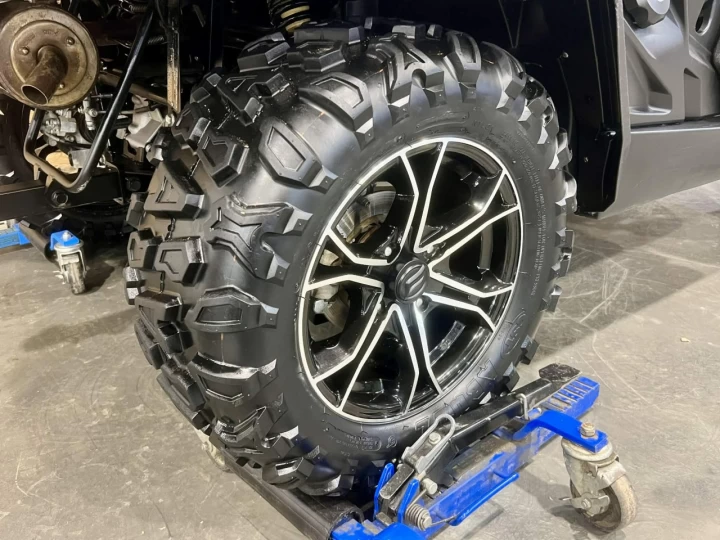 2023 CF MOTO U-FORCE 800 LX EFI + 4X4 + EPS + SEULEMENT 1296 KM + GARANTIE MAI 2028 + CONDITION A1 