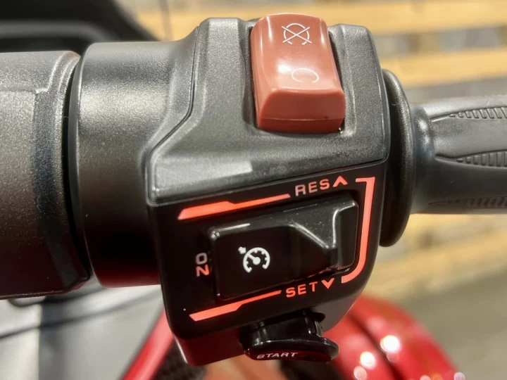 2015 BRP CAN-AM SPYDER RT LIMITED SE-6 (SEMI-AUTOMATIQUE) + ROTAX 1330 cc ACE + SEULEMENT 41302 KM + TOUTE ÉQUPÉE 