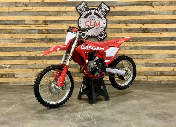2024 GASGAS MC 450F EFI+ SEULEMENT 50 HR + KIT GRAPHIQUE CUSTON NEUF + RARE $ CONDITION A1 