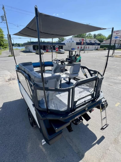 2023 BRP SEA-DOO SWITCH COMPACT 13' ROTAX 170 HP + IBR + VTS + GPS + TOIT + REMORQUE DLX + SEULEMENT 89 HR + RARE & CONDITION A1 