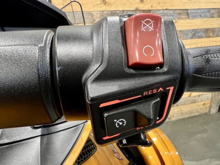 2024 BRP CAN-AM SPYDER RT-S SE-6 (SEMI-AUTOMATIQUE) + ROTAX 1330 EFI + SEULEMENT 38579 KM + RARE & A1 