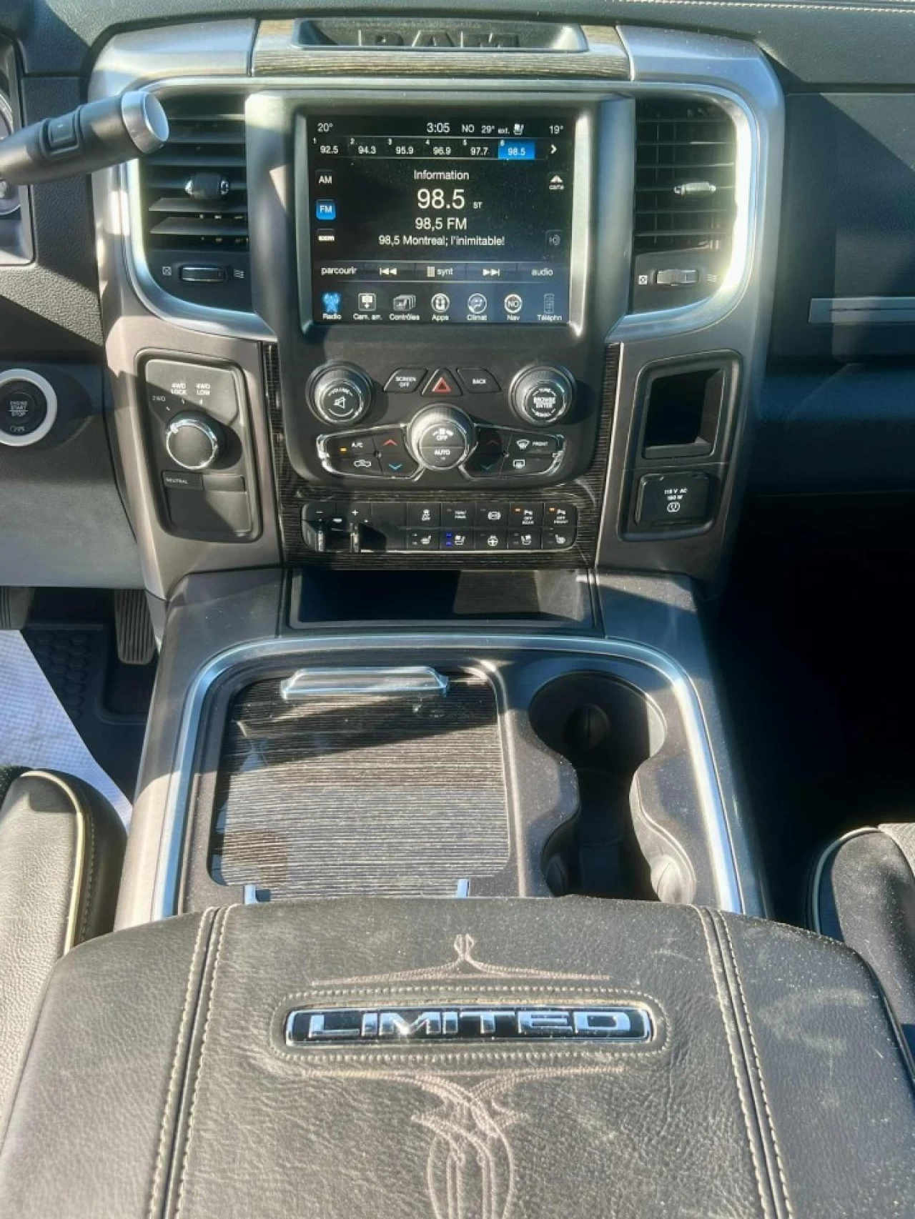2017 RAM 3500 VERSION LIMITED + CUMMINS 6.7L TURBO DIESEL + CREW CAB + DRW 6 ROUES + TOUTE ÉQUIPÉE + RARE & A1  Main Image