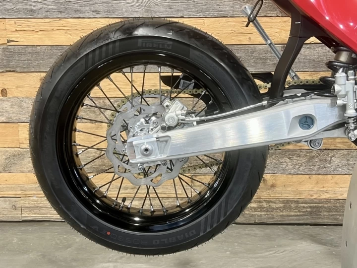 2026 STARK FUTURE VARG SM - SUPERMOTO 100% VE - ELECTRIQUE LEGALE SUR LA ROUTE+ 60 H.P @ 80 H.P + GARANTIE 2 ANS 