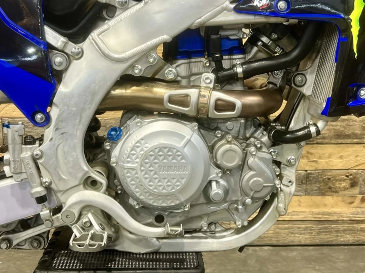 2024 YAMAHA YZ 450F EFI + 4 TEMPS + SEULEMENT 25 HR + LOOK UNIQUE & CONDITION A1 