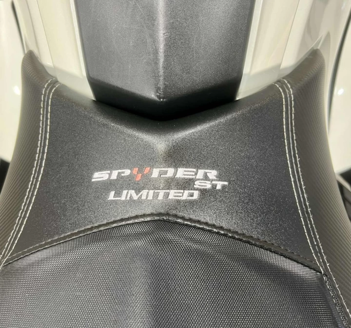 2013 BRP CAN-AM SPYDER ST LIMITED SE-5 (semi-automatique) + RADIO + DOSSIER + VALISE + 52998 KM 