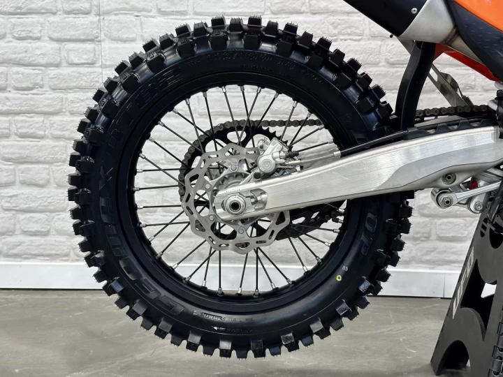 2025 KTM 250 XC-F EFI + 4 TEMPS + SEULEMENT 32 HR + IMPECCABLE & COMME NEUF A1 