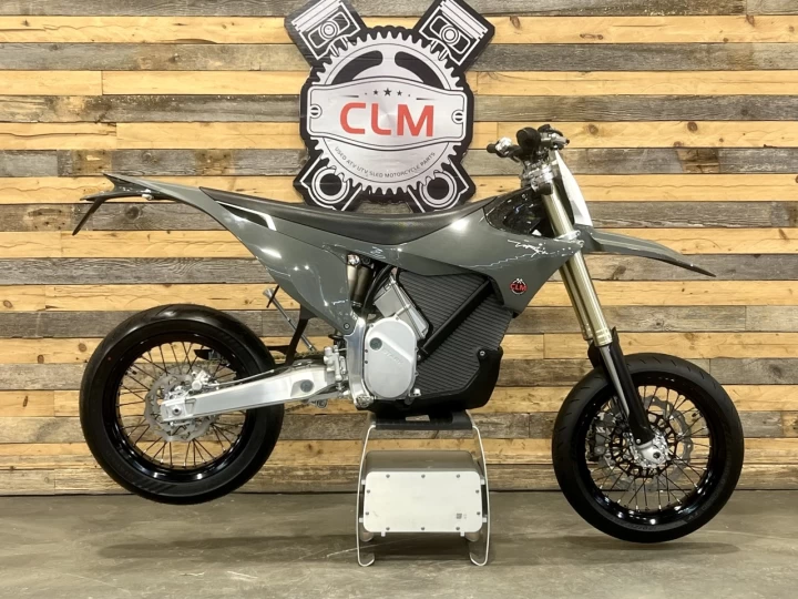 2026 STARK FUTURE VARG SM - SUPERMOTO 100% VE - ELECTRIQUE + MOTO LEGALE SUR ROUTE + 60 H.P @ 80 H.P + GARANTIE DE 2 ANS + RARE 