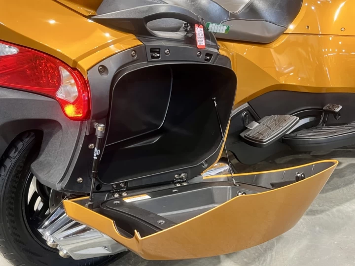 2024 BRP CAN-AM SPYDER RT-S SE-6 (SEMI-AUTOMATIQUE) + ROTAX 1330 EFI + SEULEMENT 38579 KM + RARE & A1 