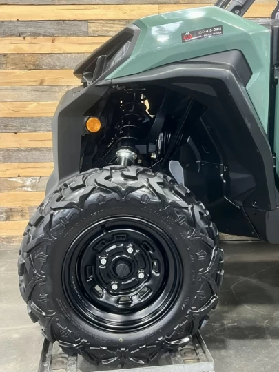 2025 BRP CAN-AM COMMANDER 700 EFI + 4X4 + DPS + BAS KM + 2 X EN INVEMTAIRE 
