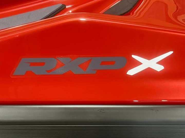 2024 BRP SEA-DOO RXP-X 325 HP + IBR + VTS + O HR + COULEUR & MODELE RARE + IMPECCABLE A1 
